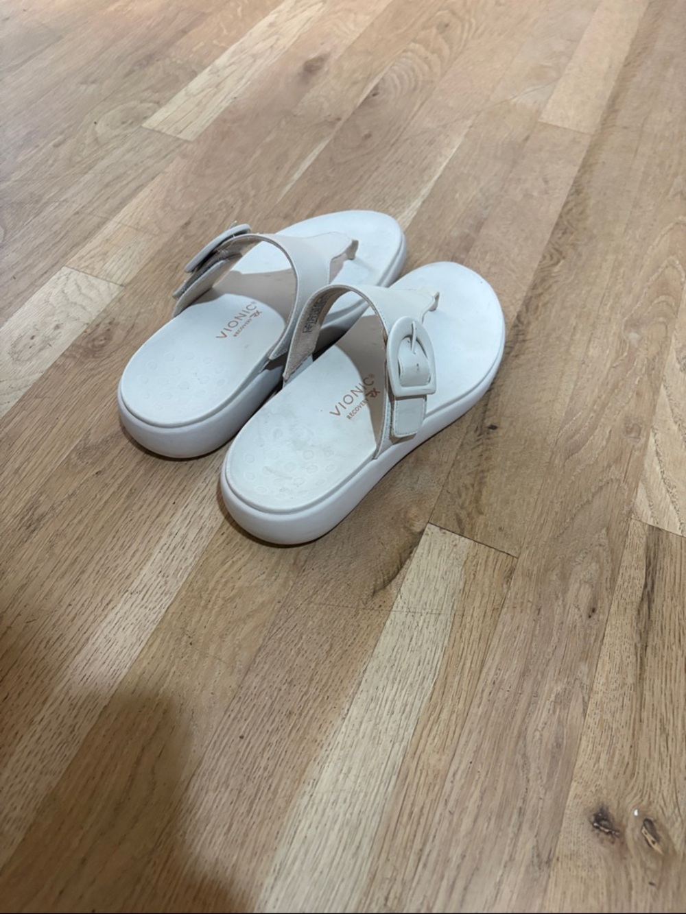 Vionic sandals size 8.5 in beige or cream